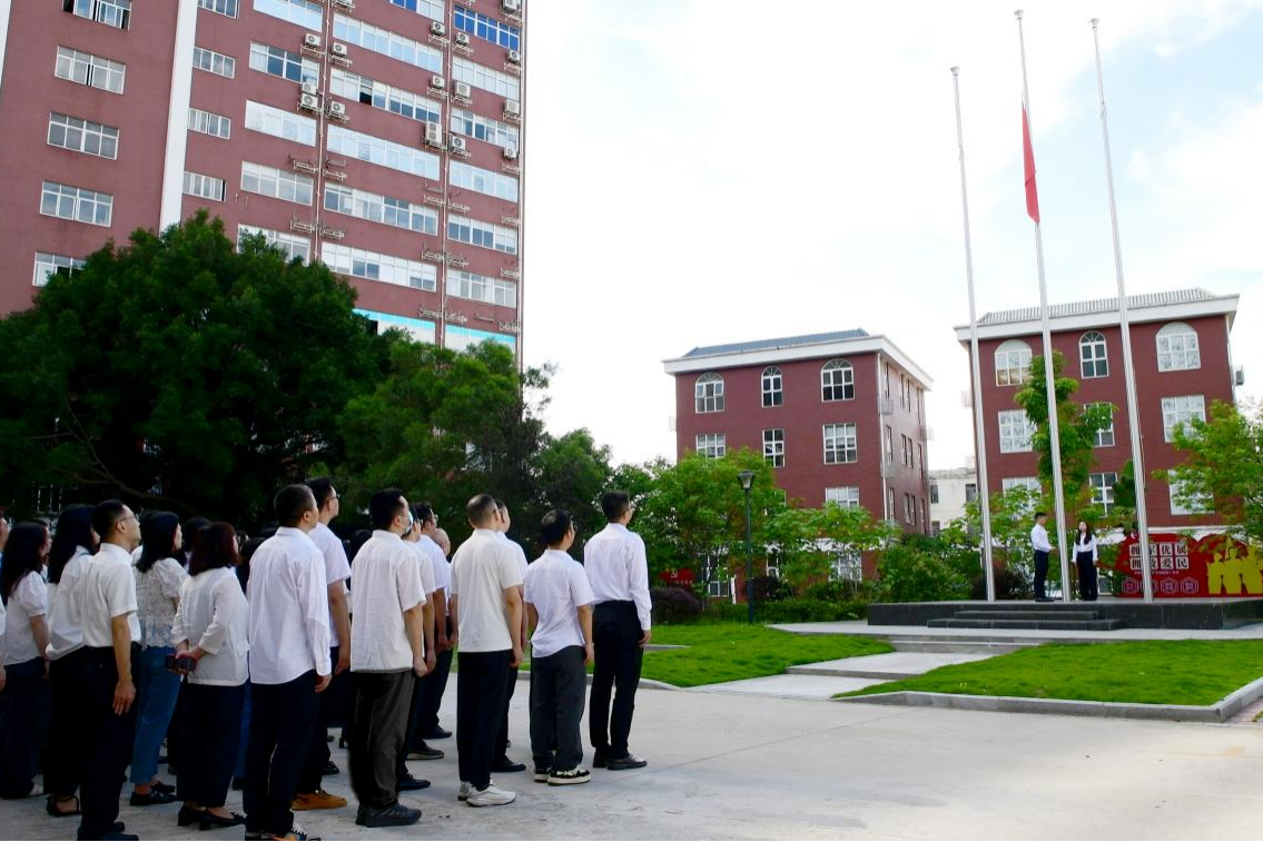 公司组织全体员工参加升旗仪式 林敏摄.png