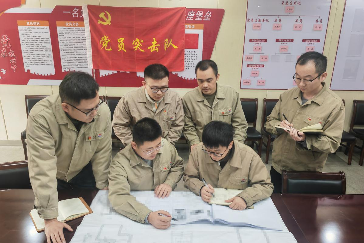 航发公司党员突击队研讨发动机图纸 冯猜猜摄.png