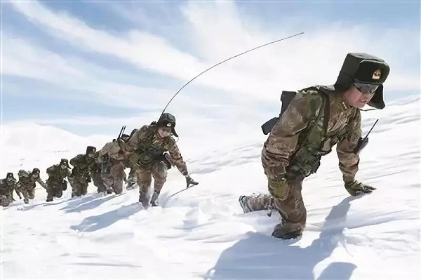 西藏军区岗巴“高原戍边模范营”官兵踏雪出征。图片来源:解放军报-600.jpg