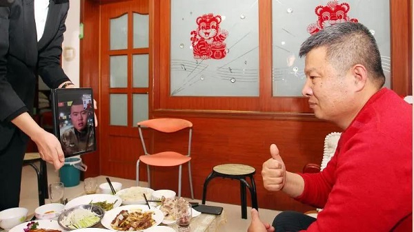 邵爸爸与邵昱豪视频,“要不忘初心,牢记使命”邵爸爸这样嘱咐儿子。烟台新时代酒店 摄-600.jpg