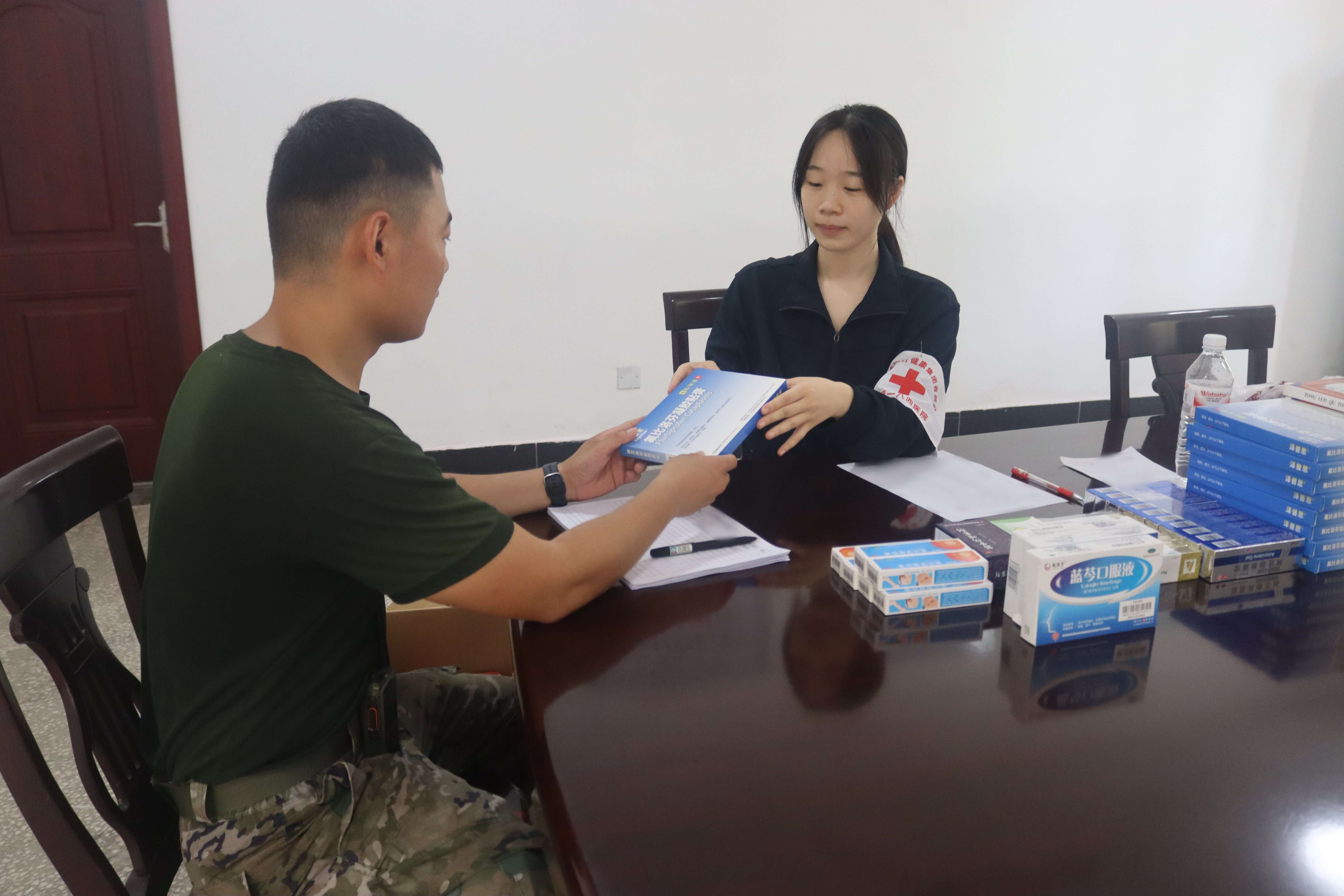 鹰潭一八四医院为基层官兵送药.jpg