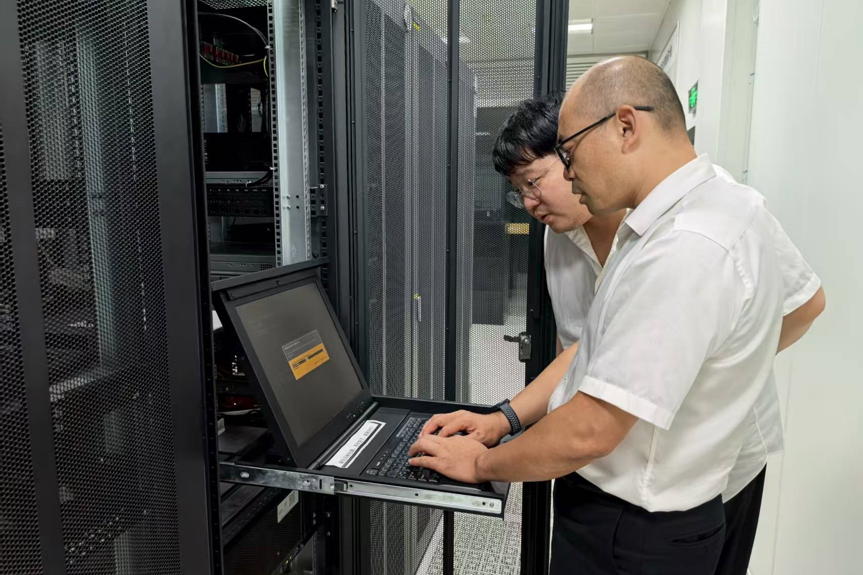 信息工作人员检查系统服务器运行状态 吴迪迪摄_副本.jpg