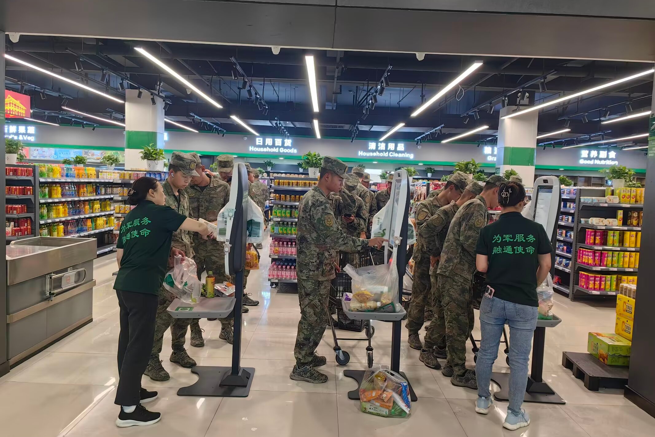 商超营业员协助官兵使用自助收银结账 周红芳摄_副本.jpg